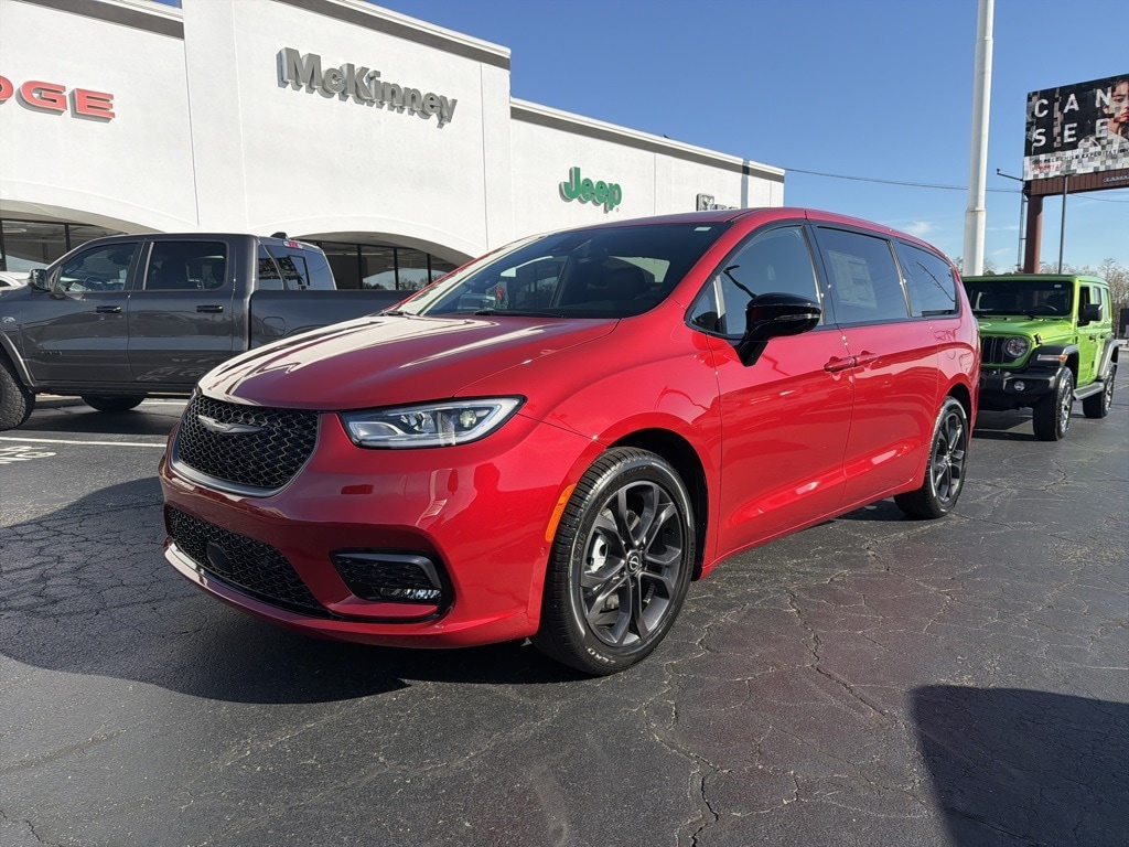 2026 Chrysler Pacifica Select's photo