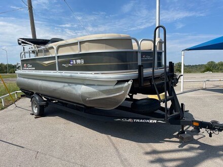 2022 Suntracker Party Barge DXL 18 Boat