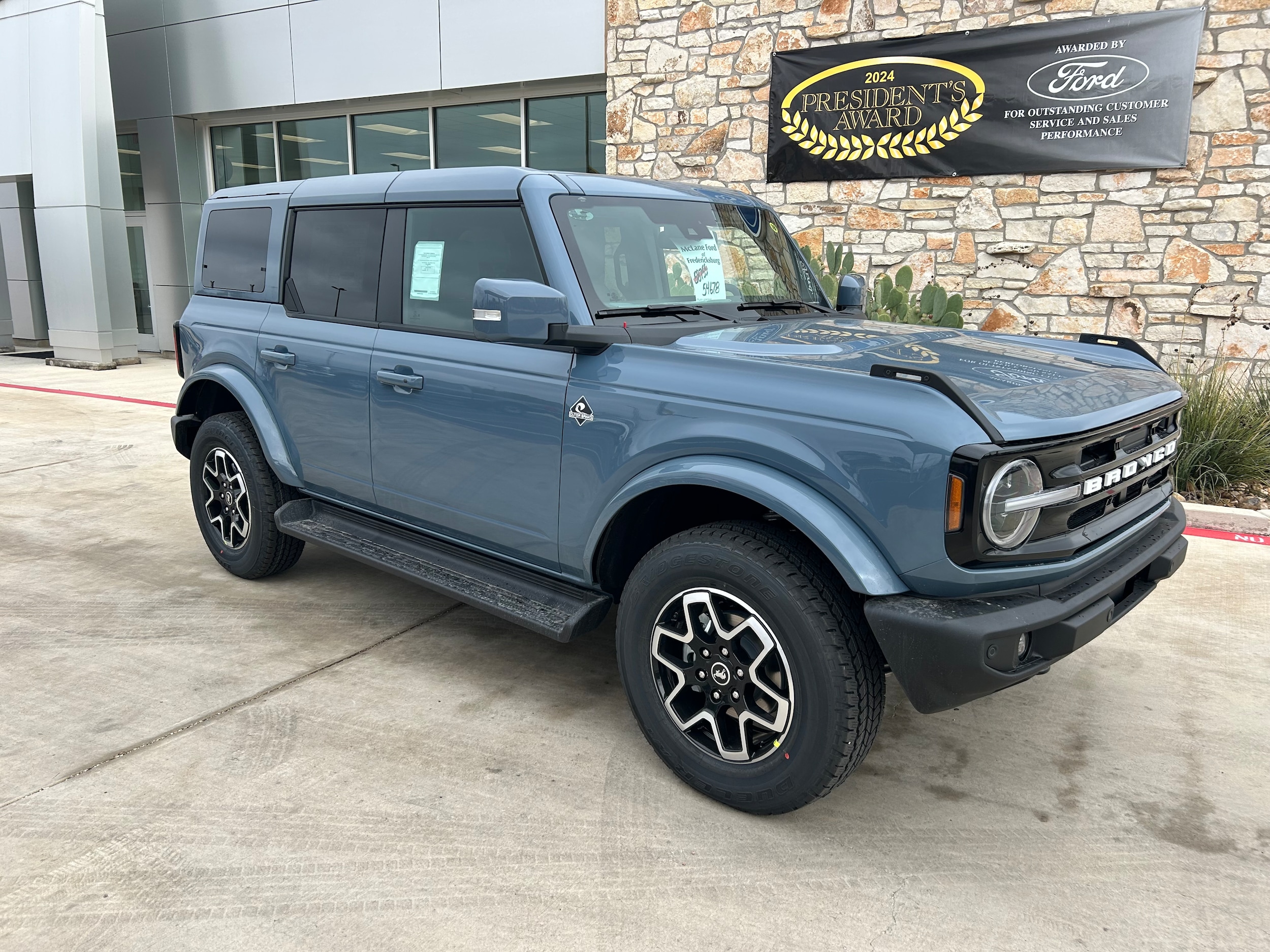 2025 Ford Bronco 4-Door Outer Banks's photo