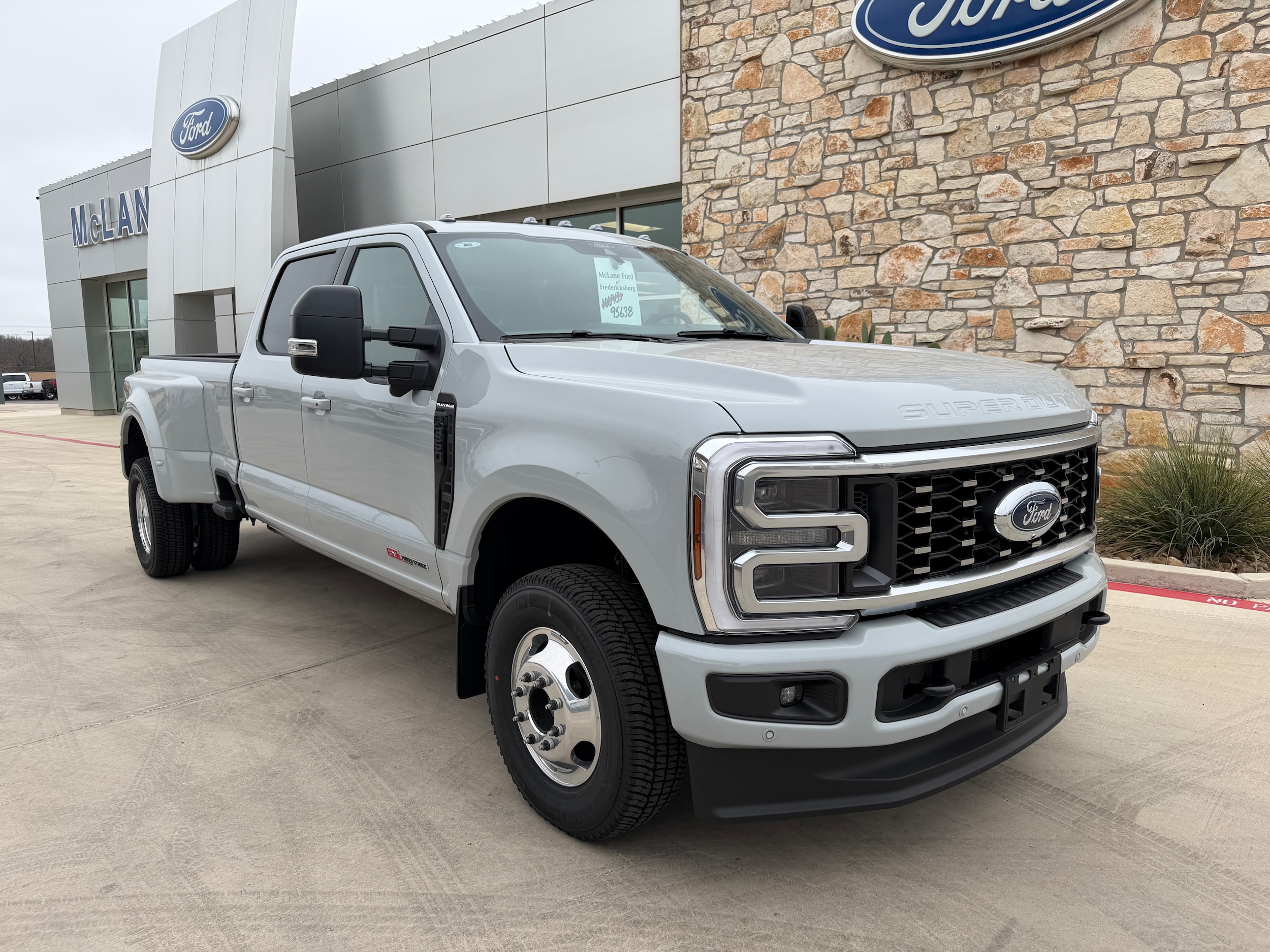 2026 Ford F-350 Super Duty Platinum's photo