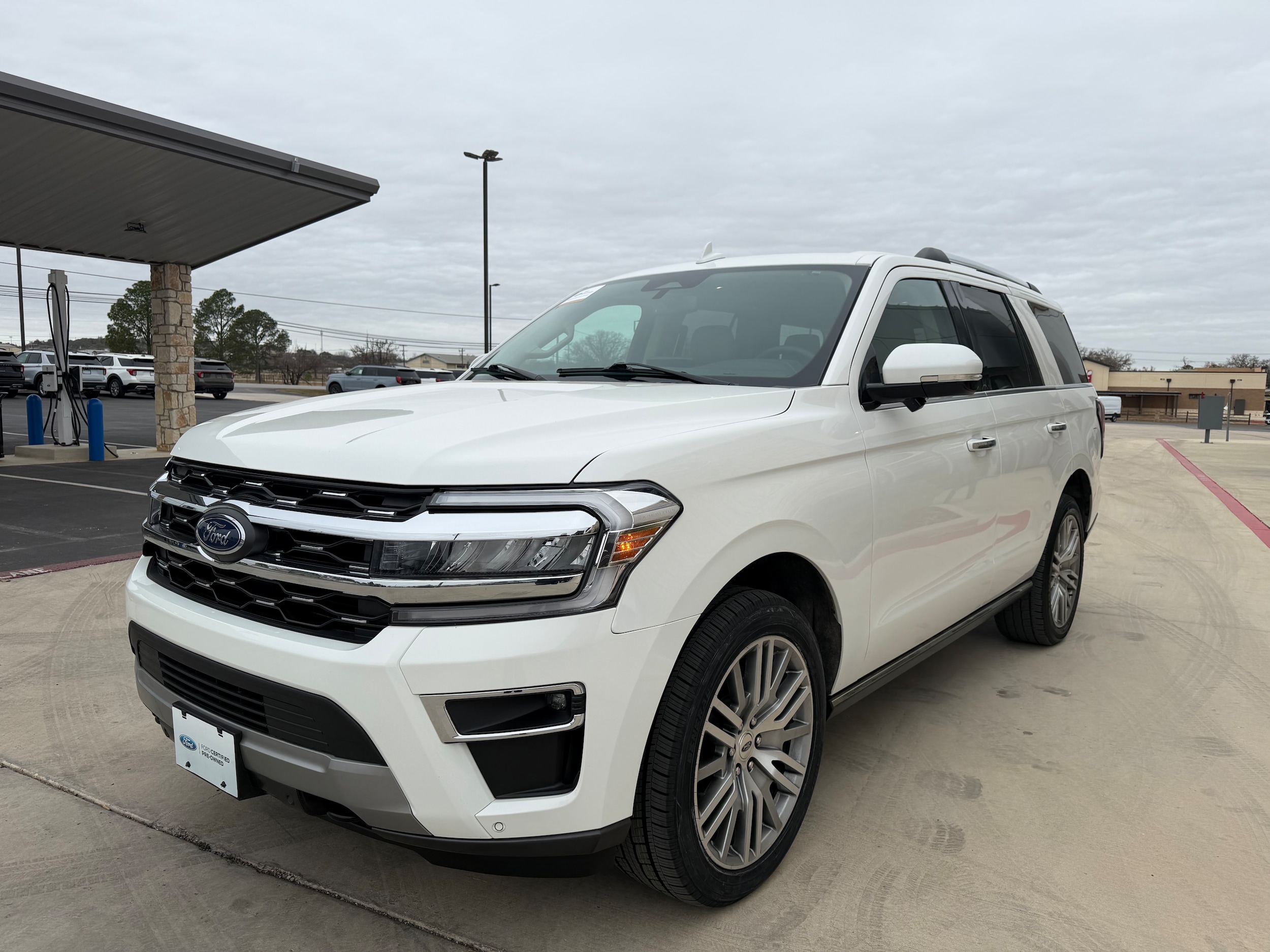 2023 Ford Expedition Limited's photo