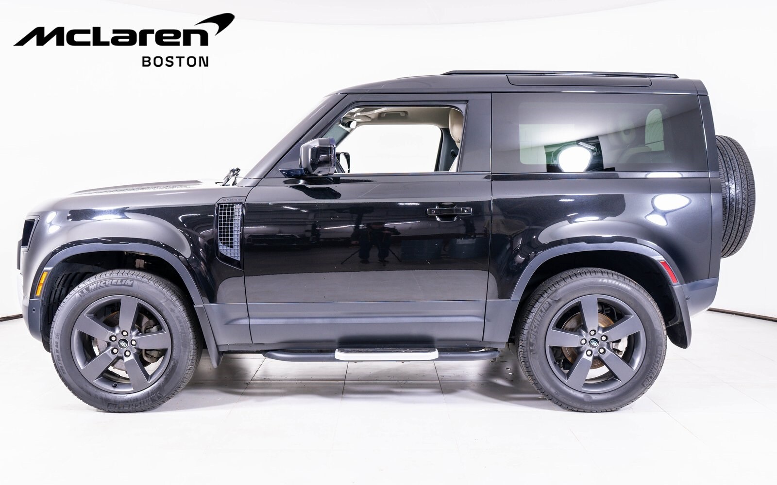 2022 Land Rover Defender S photo 2
