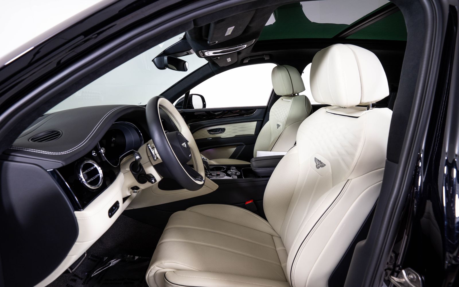 2025 Bentley Bentayga Azure - Photo 16