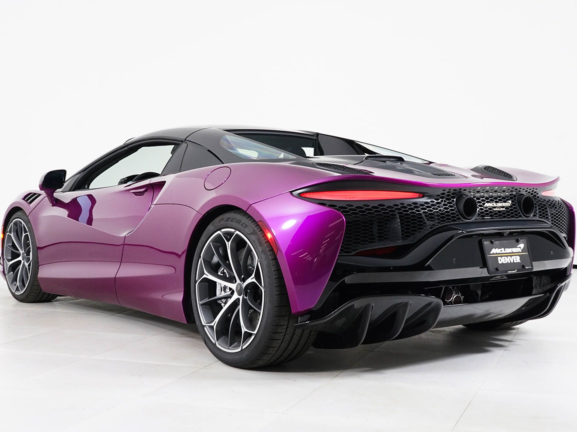 2026 McLaren Artura - Photo 18