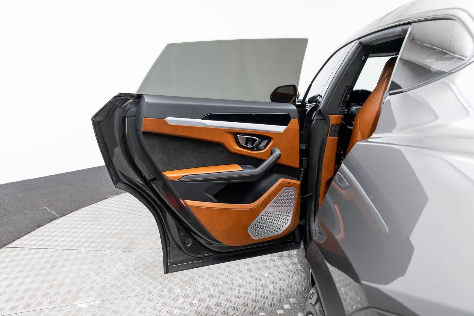 Thumbnail: 2022 Lamborghini Urus - 43