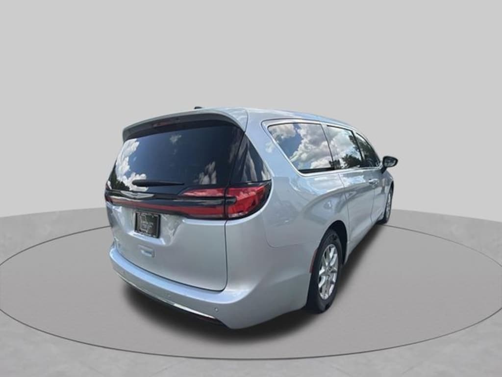 Used 2024 Chrysler Pacifica Touring L Minivan/Van