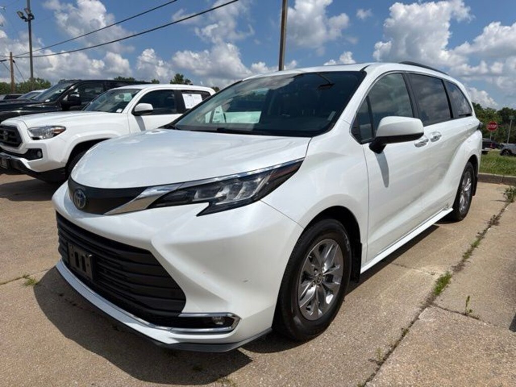 Used 2022 Toyota Sienna XLE Minivan/Van