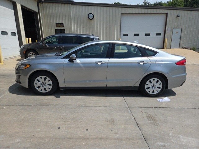 2020 Ford Fusion S photo 4