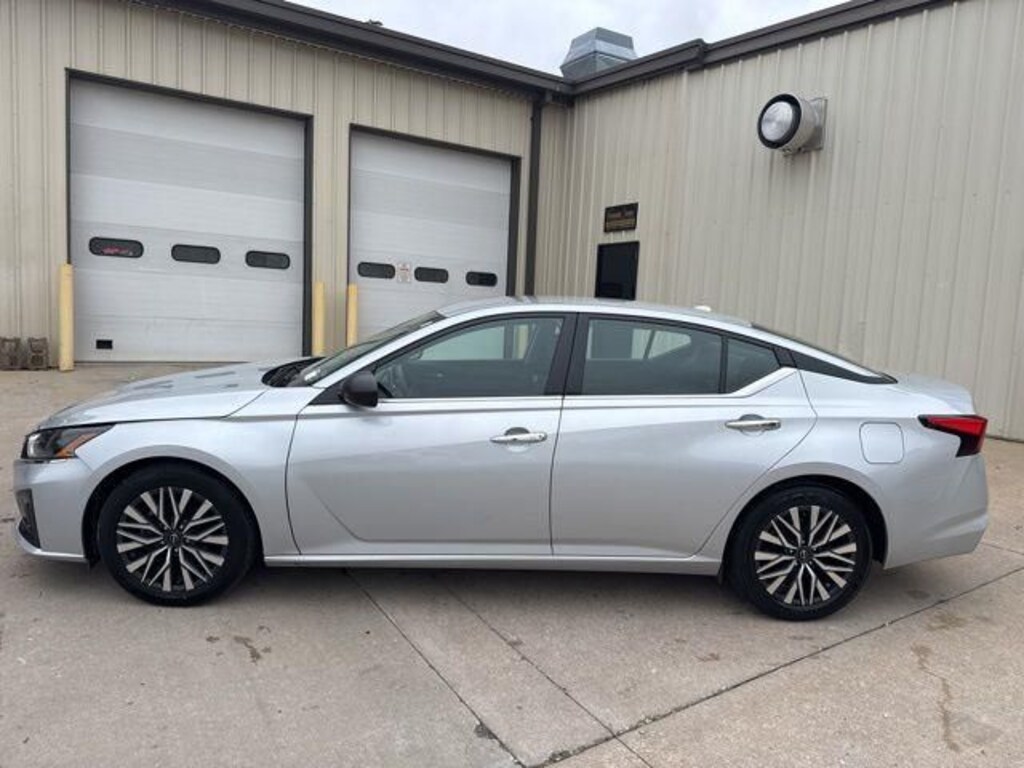 Used 2024 Nissan Altima 2.5 SV Sedan