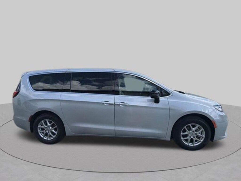Used 2024 Chrysler Pacifica Touring L Minivan/Van