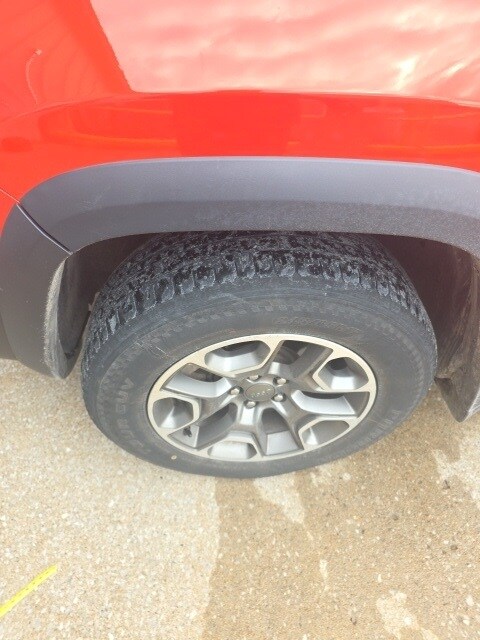 2021 Jeep Cherokee Trailhawk photo 2