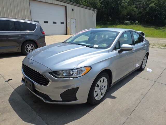 2020 Ford Fusion S photo 3