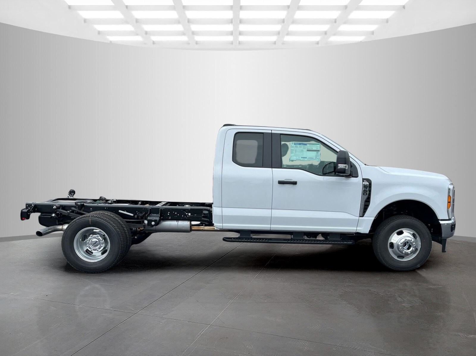 2025 Ford F-350 XLT photo 3
