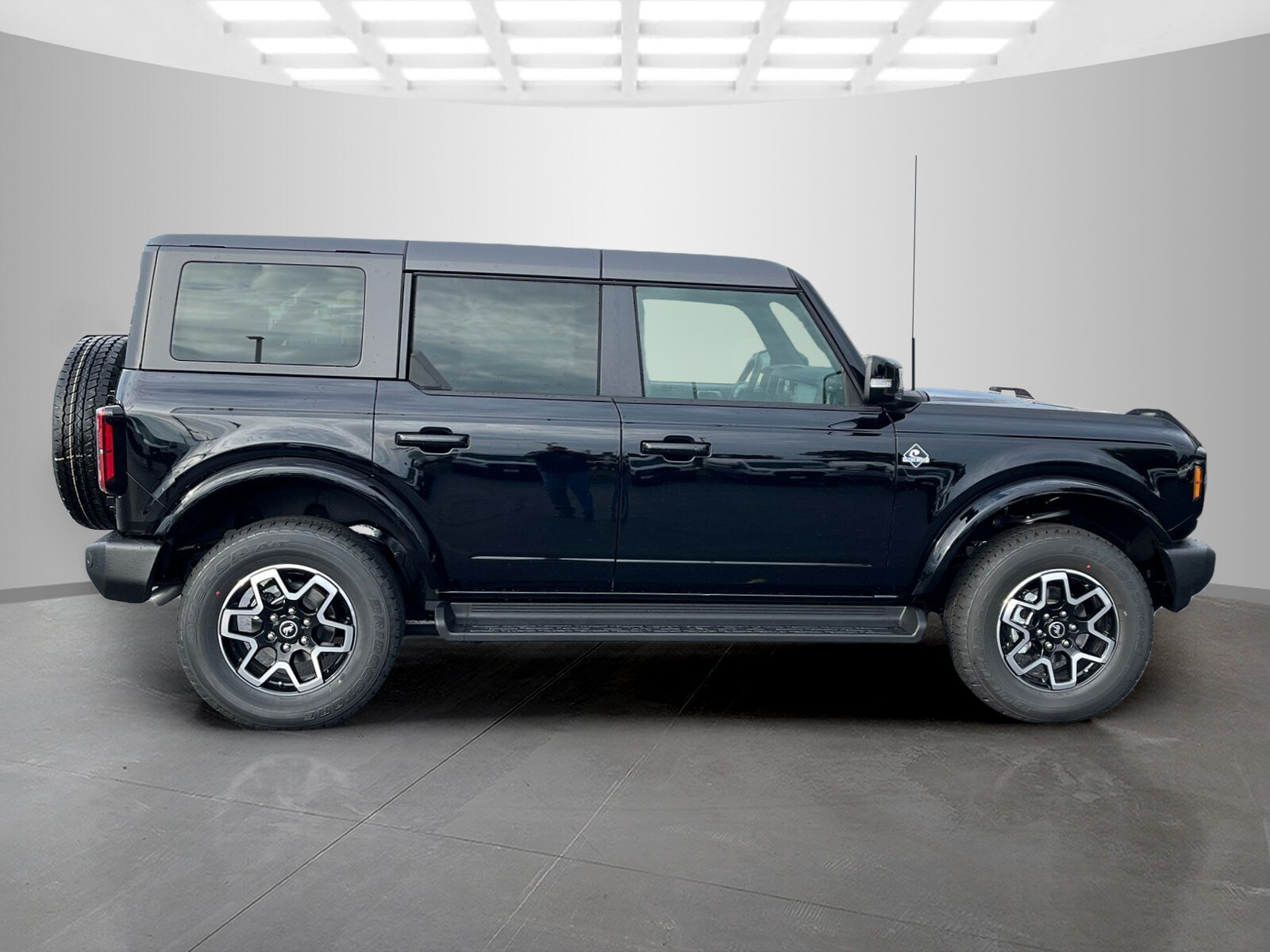 2025 Ford Bronco Outer Banks photo 3