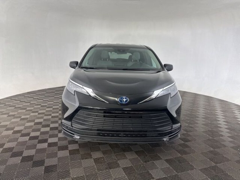 Used 2025 Toyota Sienna LE Minivan/Van