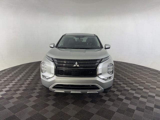 2024 Mitsubishi Outlander SE photo 2
