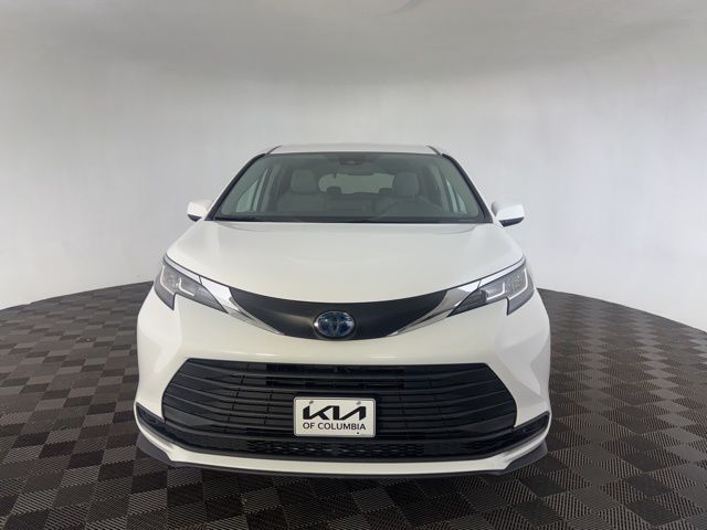 2022 Toyota Sienna LE photo 2