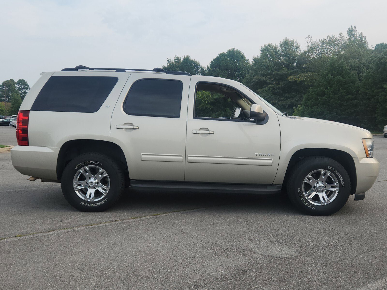 2014 Chevrolet Tahoe LT photo 2