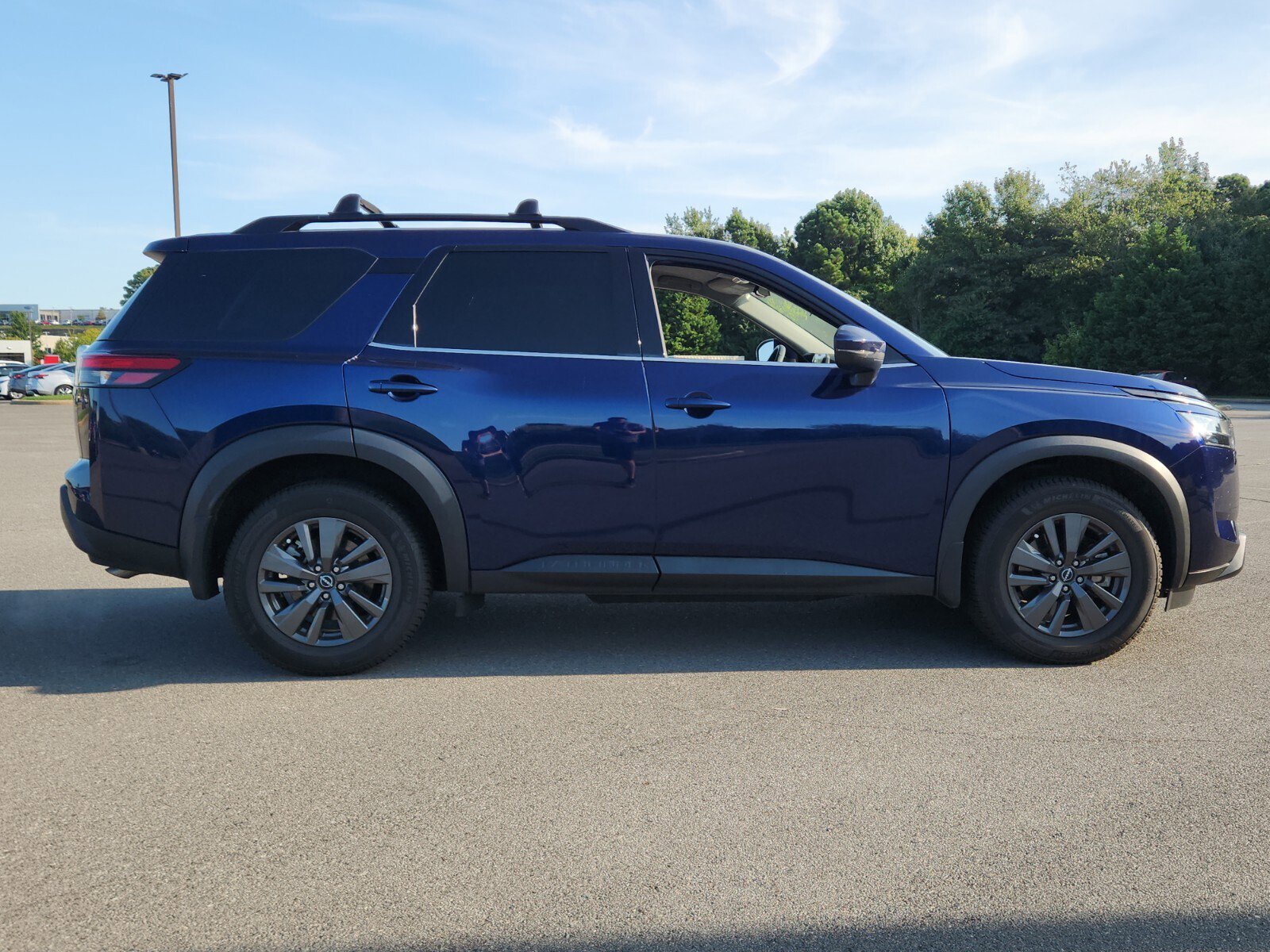 2022 Nissan Pathfinder SV photo 2