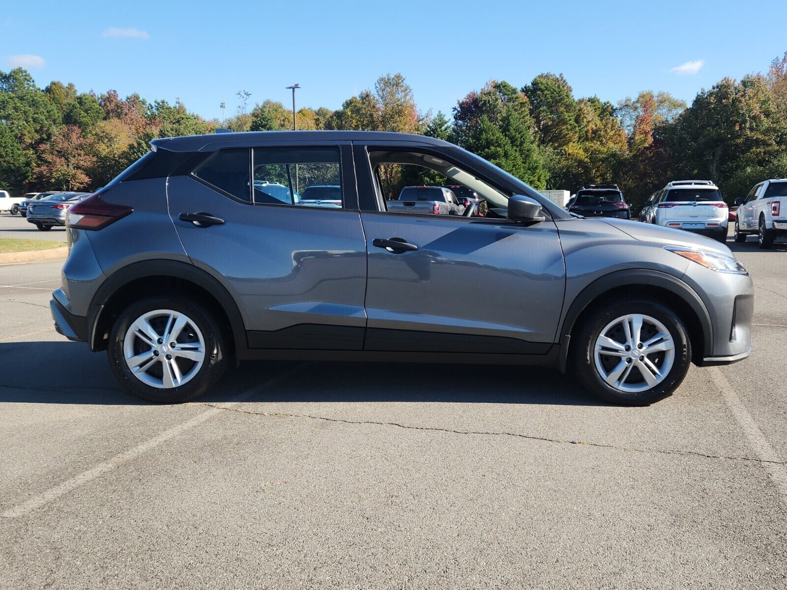 2025 Nissan Kicks Play S photo 2