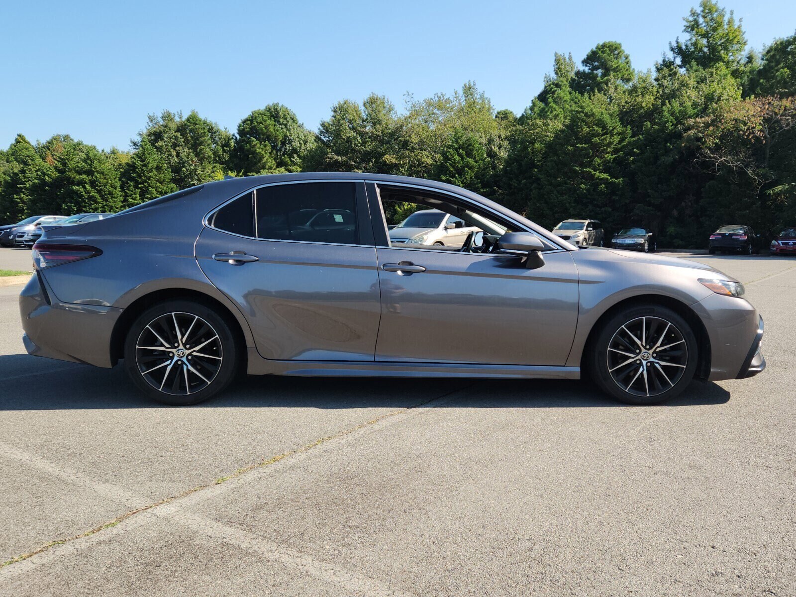 2022 Toyota Camry SE photo 2
