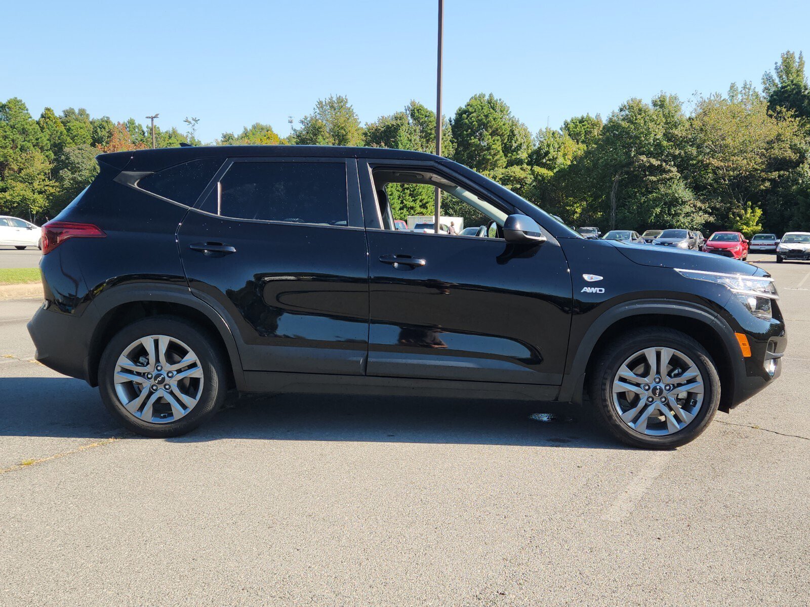 2023 Kia Seltos LX photo 2