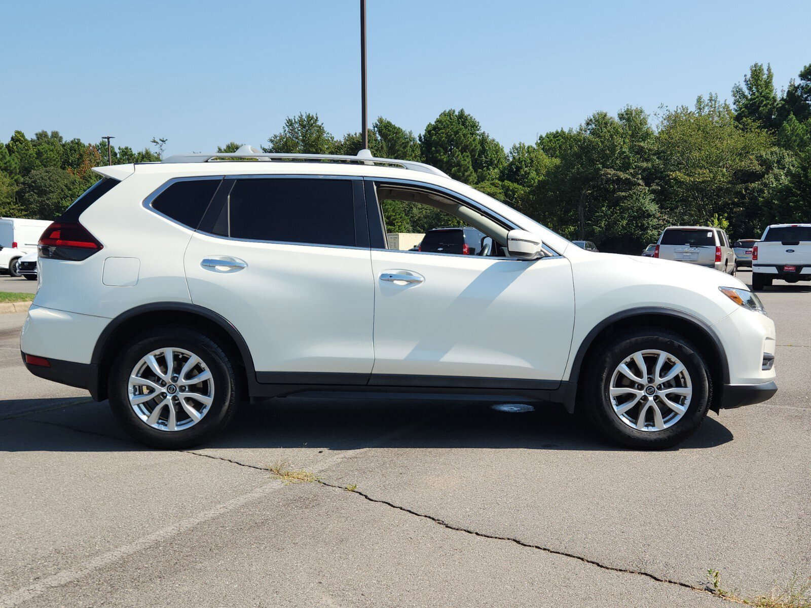 2020 Nissan Rogue SV photo 2