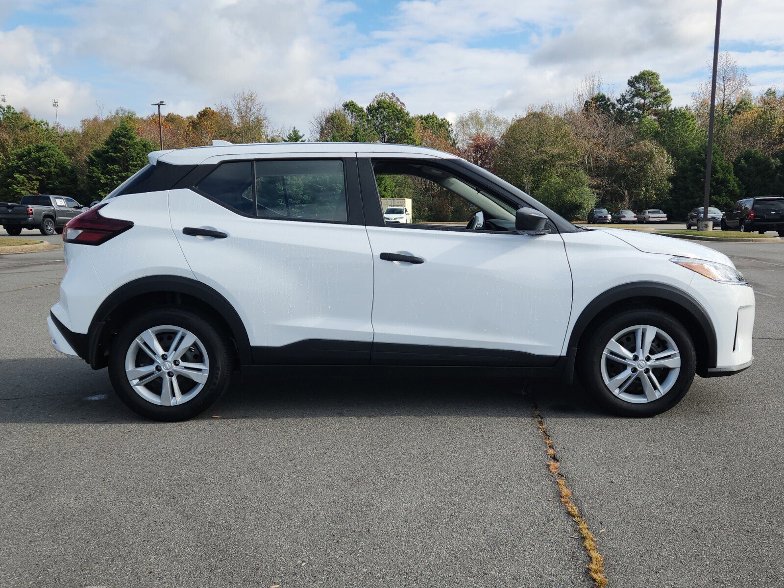 2025 Nissan Kicks Play S photo 2