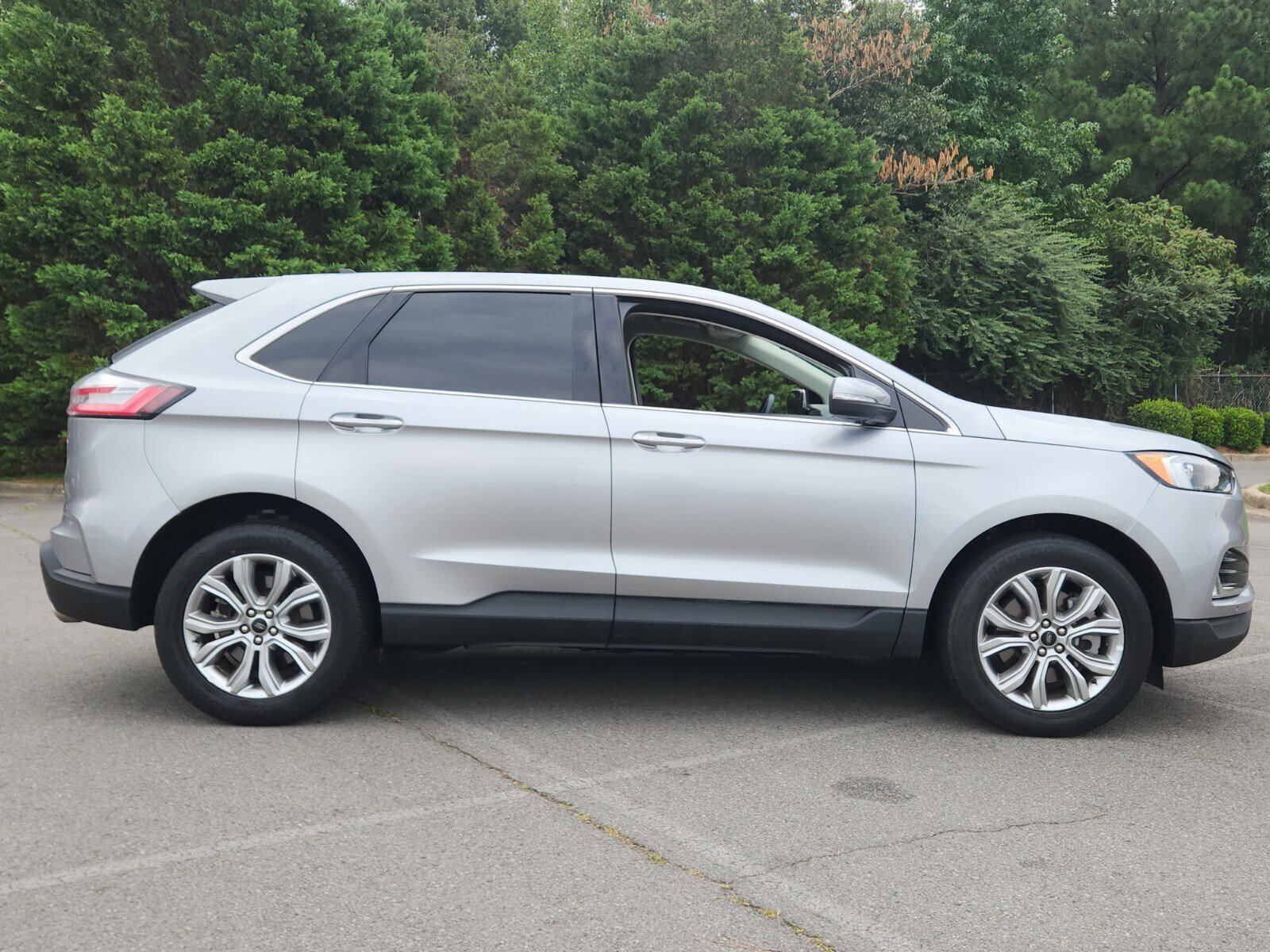 2024 Ford Edge Titanium photo 2