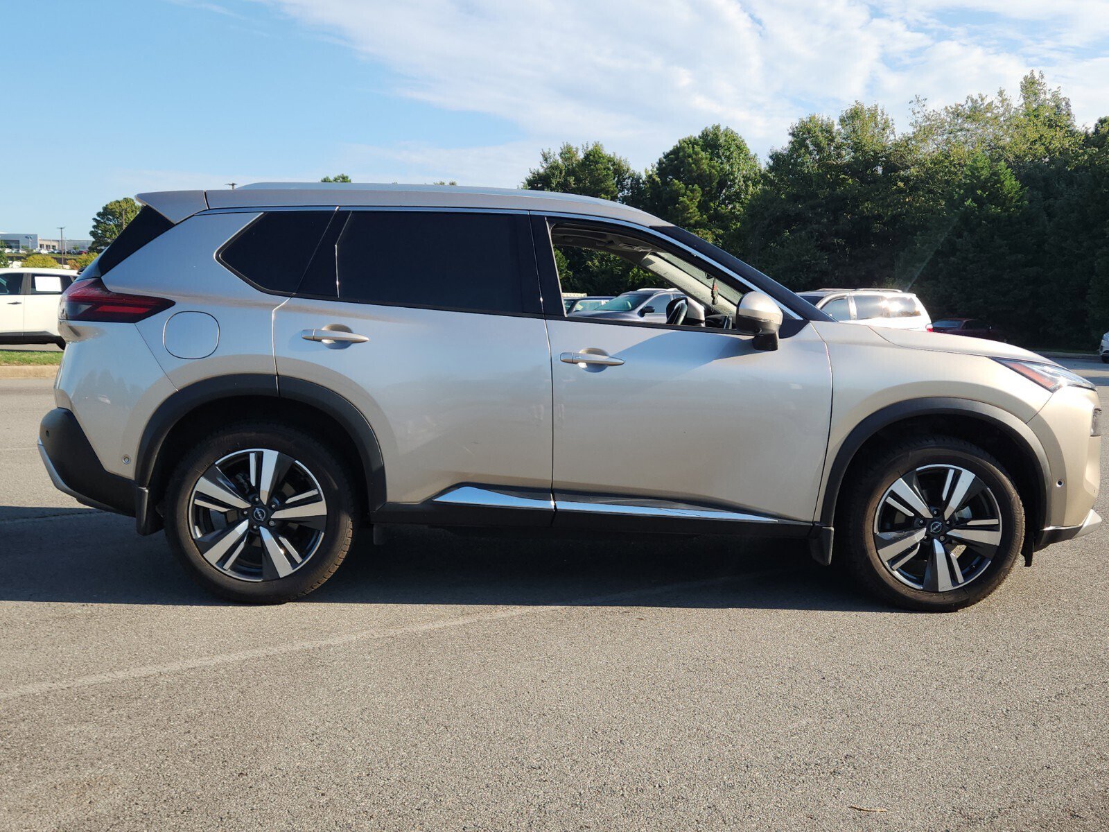 2023 Nissan Rogue Platinum photo 2