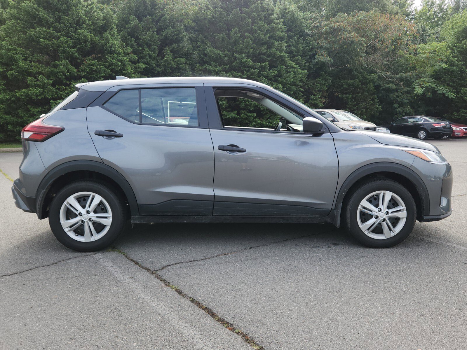 2025 Nissan Kicks Play S photo 2