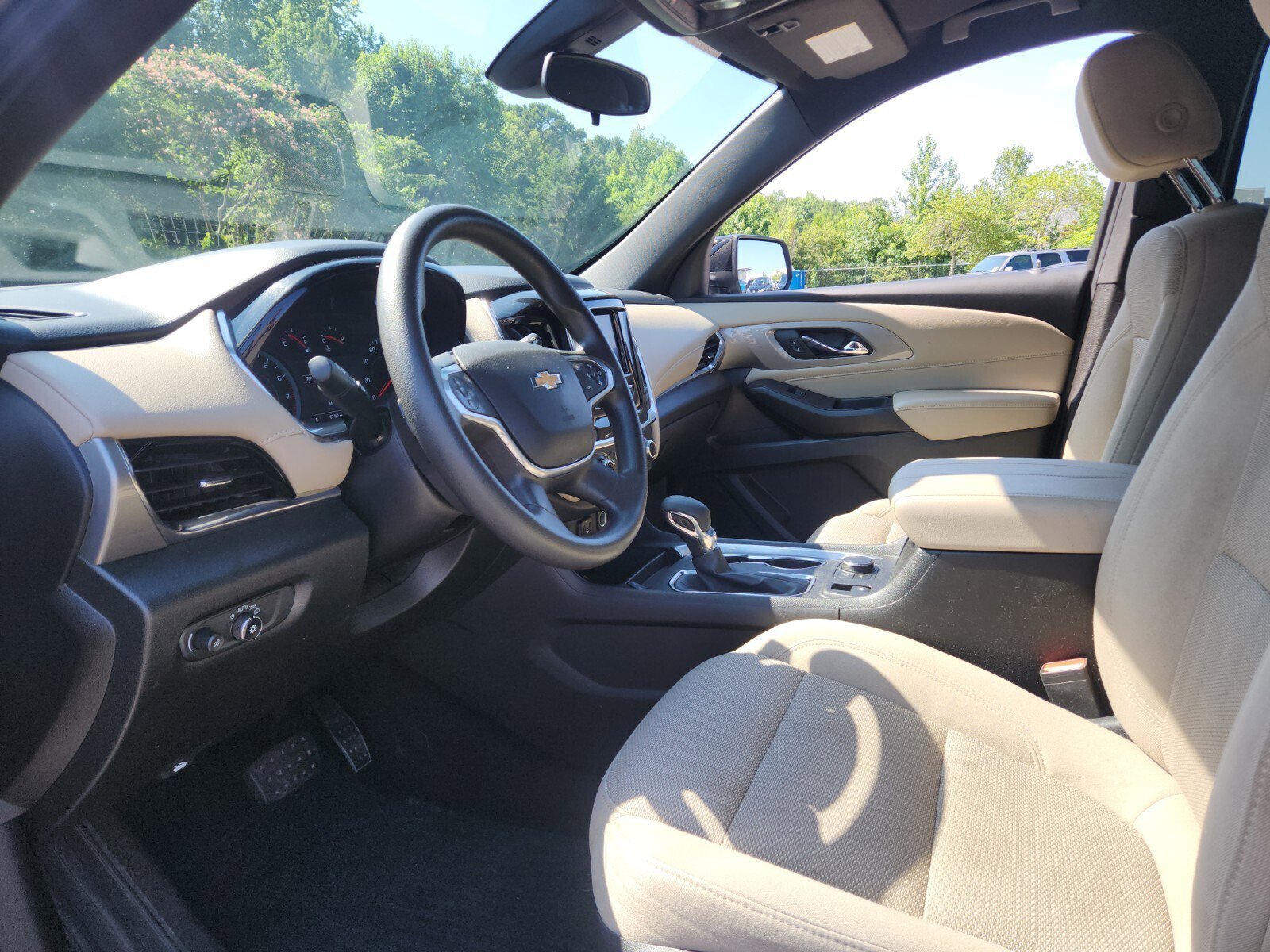 2023 Chevrolet Traverse LS photo 2