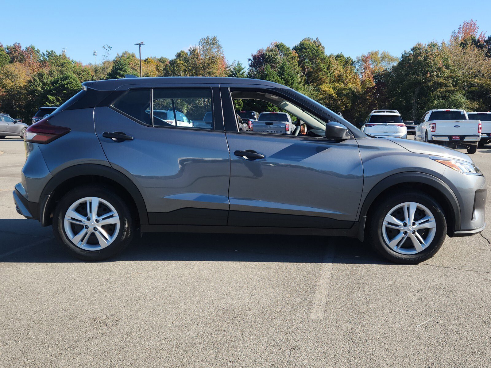 2025 Nissan Kicks Play S photo 2