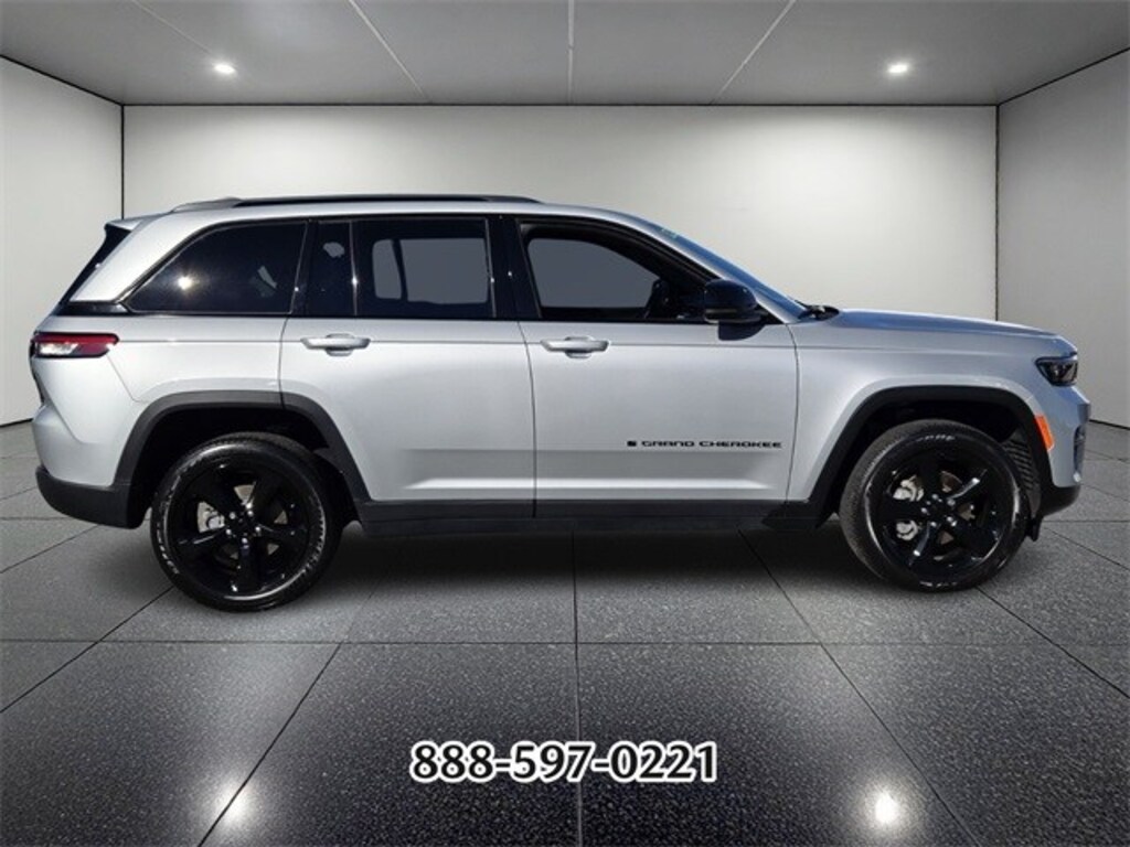 Used 2023 Jeep Grand Cherokee Laredo SUV