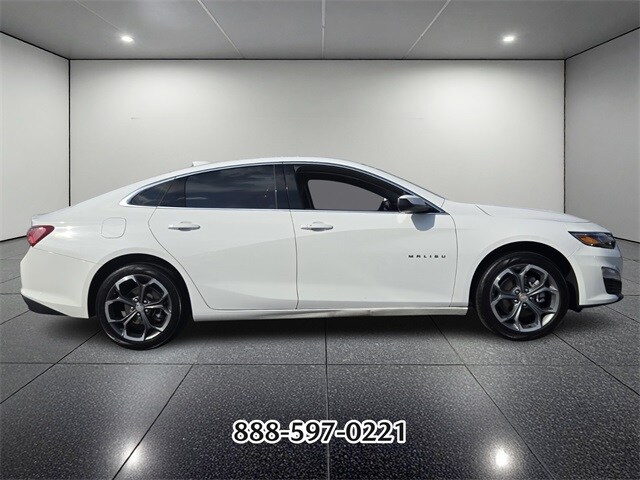 2022 Chevrolet Malibu photo 2