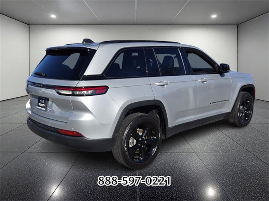 Used 2023 Jeep Grand Cherokee Laredo SUV