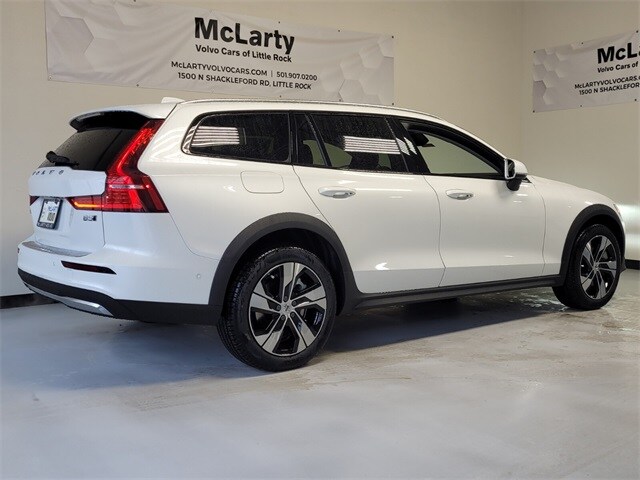 2026 Volvo V60 Cross Country B5 Plus photo 2