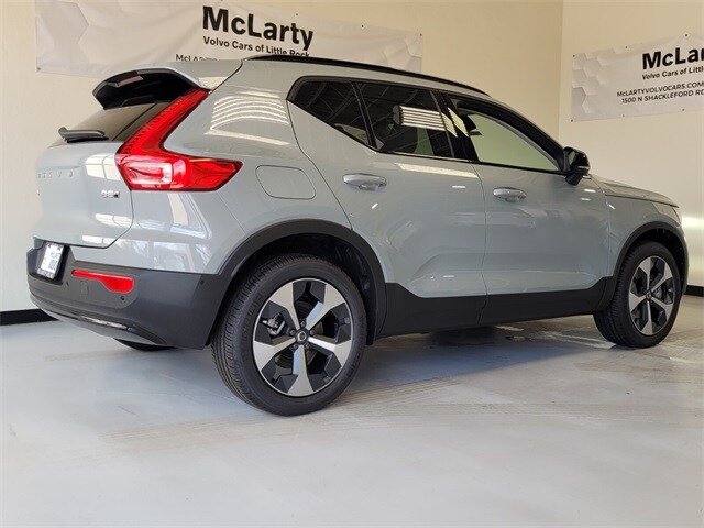 2026 Volvo XC40 Plus photo 2