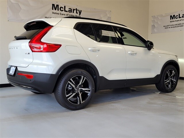 2026 Volvo XC40 Core photo 2