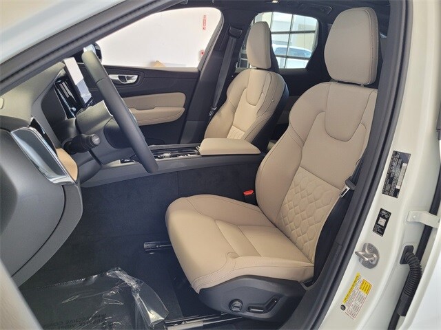 2026 Volvo XC60 B5 Core photo 4