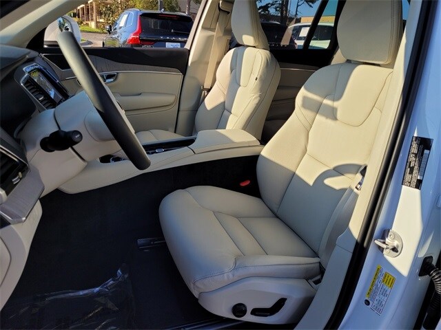 2025 Volvo XC90 T8 Plus photo 3