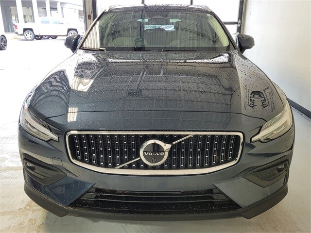 2026 Volvo V60 Cross Country B5 Plus photo 3