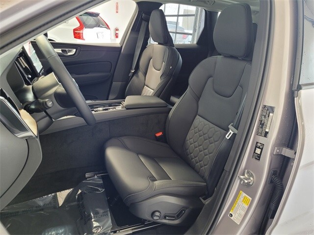 2026 Volvo XC60 B5 Plus photo 3
