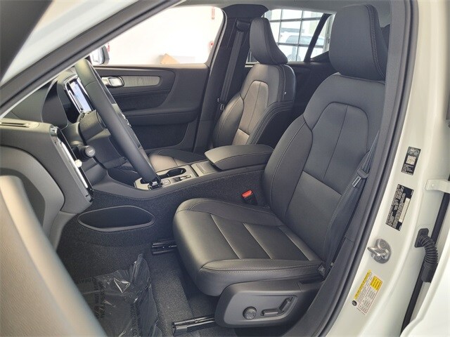 2026 Volvo XC40 Core photo 3
