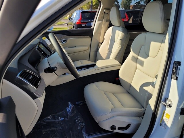 2025 Volvo XC90 T8 Plus photo 4