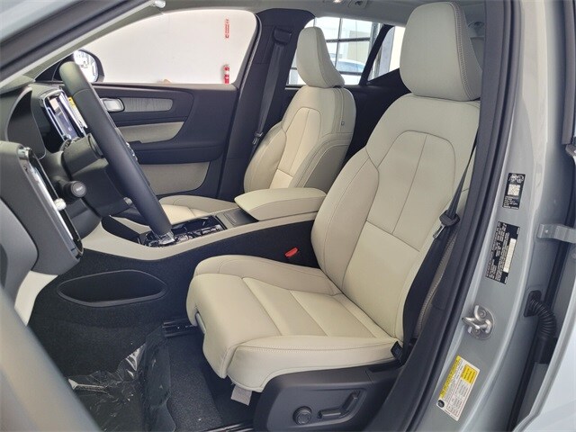 2026 Volvo XC40 Plus photo 3