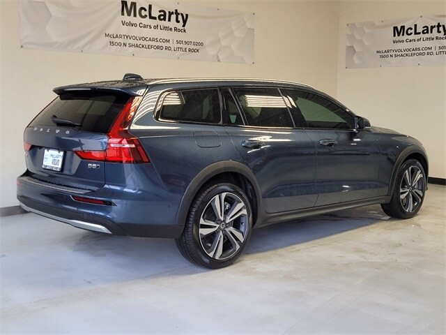 2026 Volvo V60 Cross Country B5 Plus photo 2