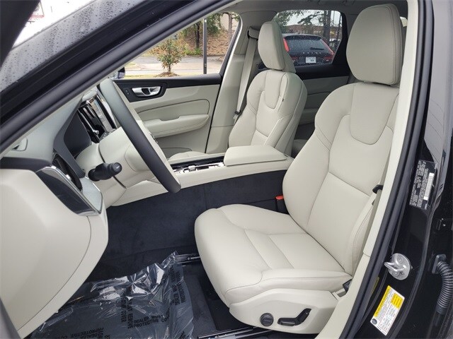 2025 Volvo XC60 T8 Plus photo 4