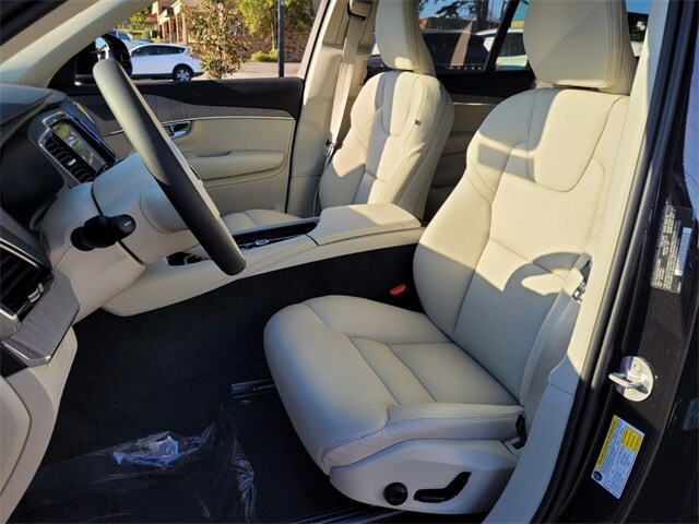 2025 Volvo XC90 T8 Plus photo 4
