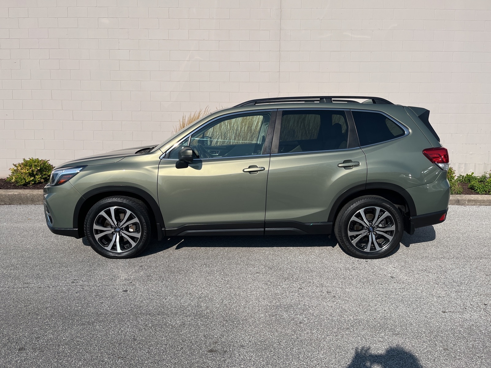 Used 2019 Subaru Forester Limited with VIN JF2SKAUC5KH414460 for sale in Moline, IL